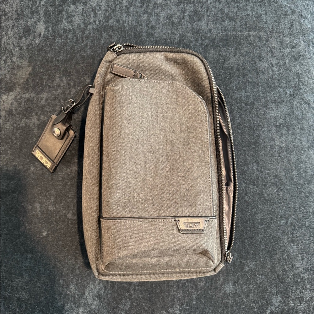 Tumi Gregory sling bag Dark Charcoal